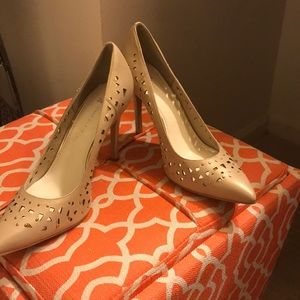 Size 9 nude leather Anne Klein heels